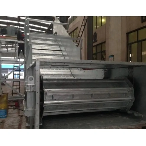 Slat conveyor with incline