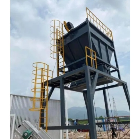 Steel silo with hopper discharge